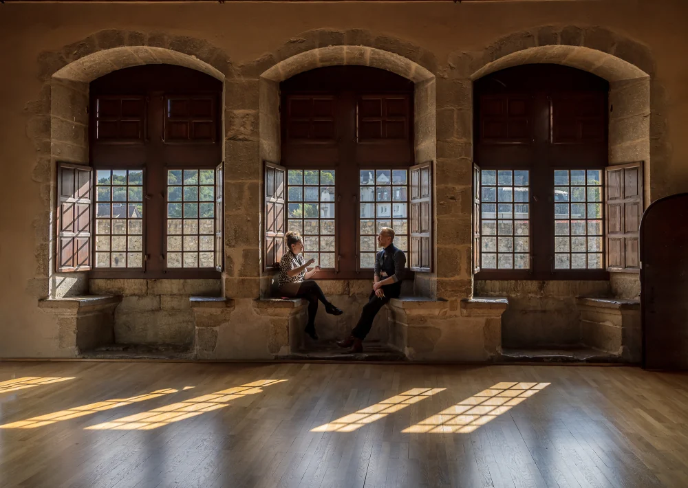 Salle historique éclairée par trois grandes fenêtres