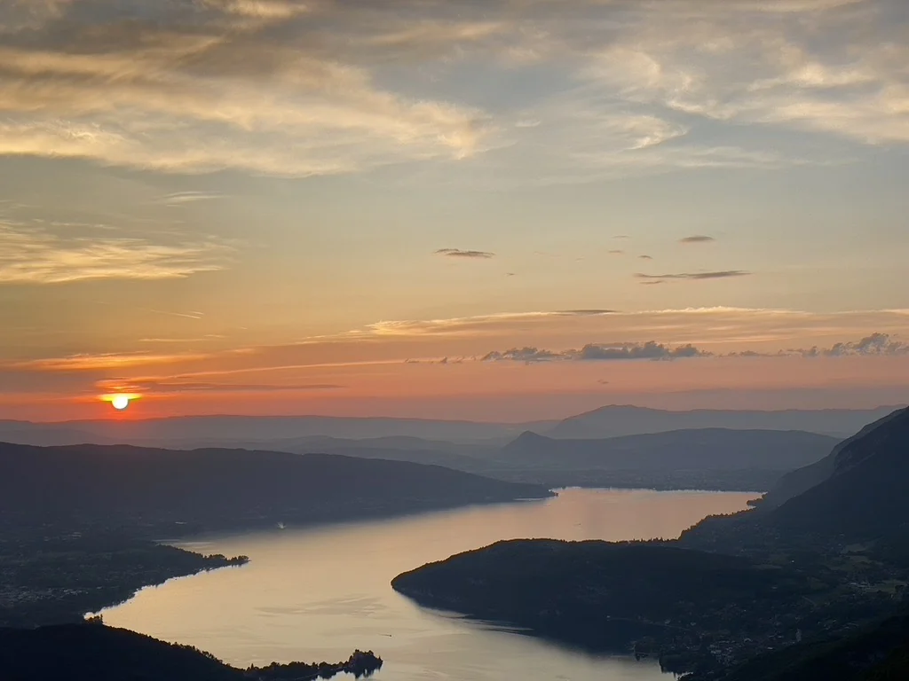 Coucher de soleil sur le lac d’Annecy depuis les hauteurs