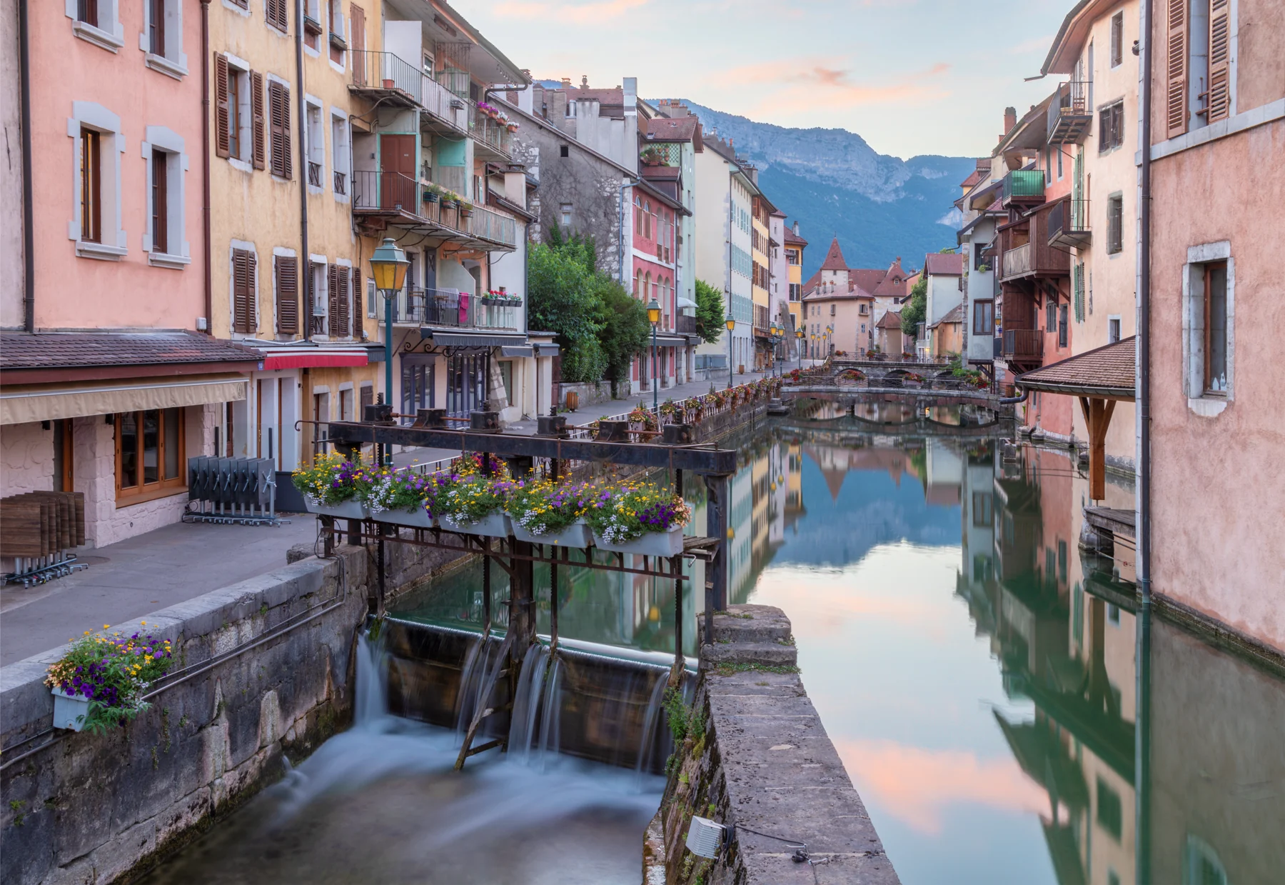 Façades de la vieille ville d’Annecy le long du Thiou