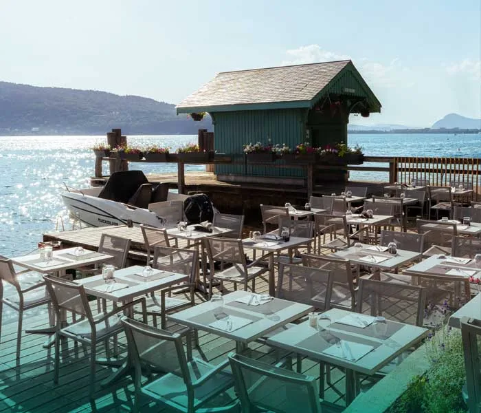 Auberge Du Lac — Terrasse und Tische im Freien