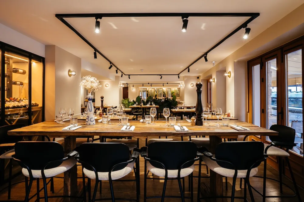 Auberge du Lyonnais Annecy — Gastraum und Tische