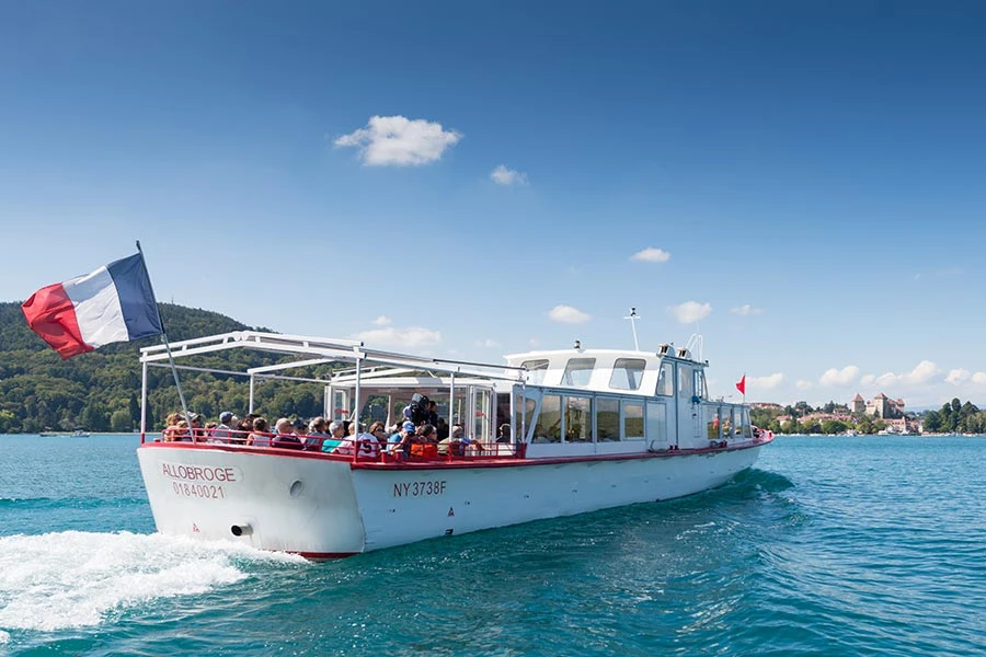 Barco de crucero en el lago de Annecy