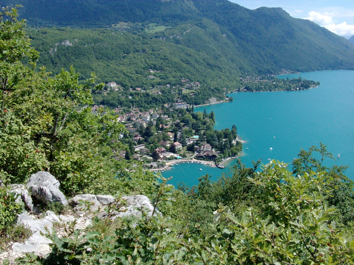 Belvédère du Roc de Chère — Panoramic view of the lake
