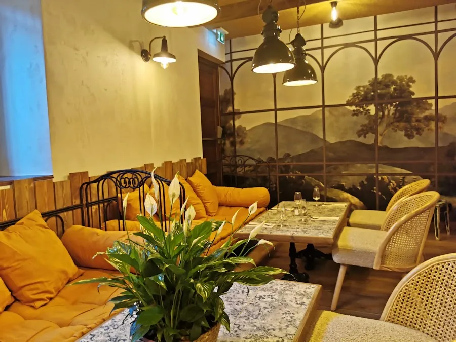 Bistrot GREEN — Gastraum und Tische