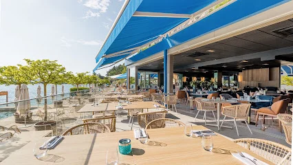 Bleu 1801 — Terrasse und Tische im Freien