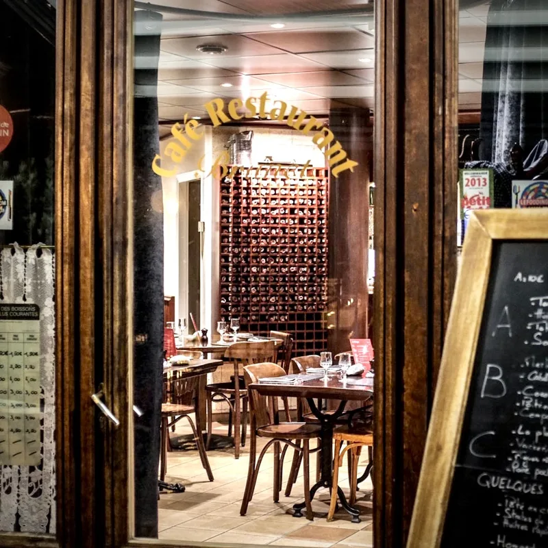 Café Brunet — Gastraum und Tische