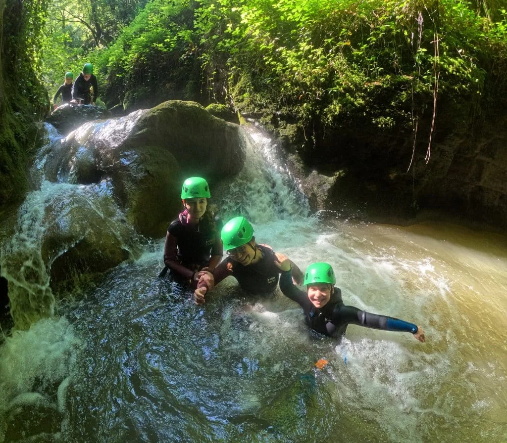 Canriv Canyoning — Participants en canyoning entre les rochers