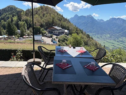 Chalet La Pricaz — Terrasse und Tische im Freien