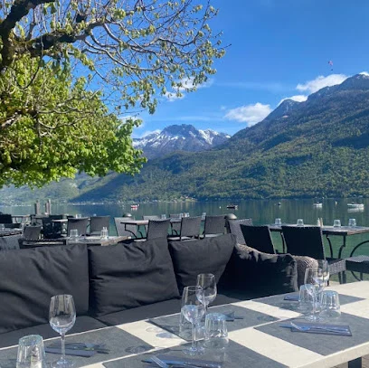 Chez Ma Cousine — Terrasse und Tische im Freien