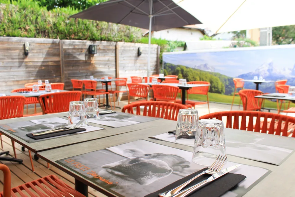 Côté Prairie — Terrasse und Tische im Freien