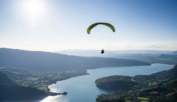 Décollage des parapentes — Col de la Forclaz — Paragliding above the lake