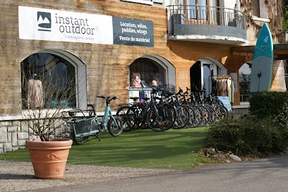 Instant Outdoor — Bicicletas delante de la tienda