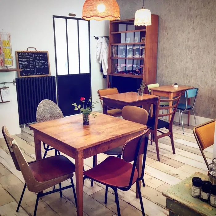 Jaanok Café Boutique — Gastraum und Tische