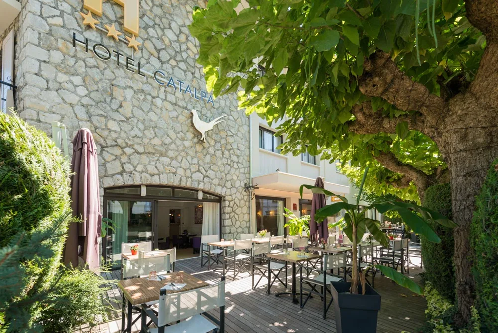 L'Assiette Rouge — Terrasse und Tische im Freien