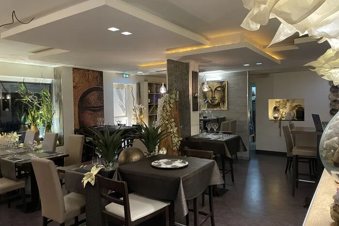 L'atelier Sens'O — Gastraum und Tische