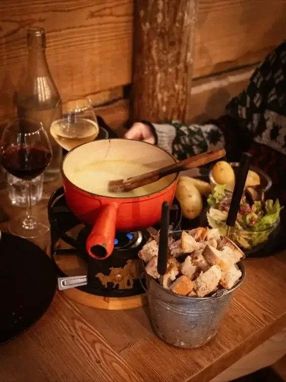 La Cabane Restaurant à Annecy — Gerichte auf dem Tisch