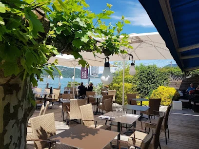La Cuillère à Omble — Terrasse und Tische im Freien