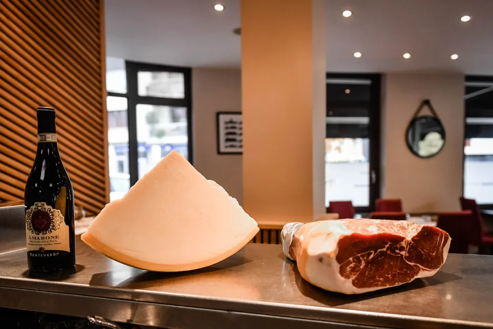 La Dolce Vita — Käse auf der Theke