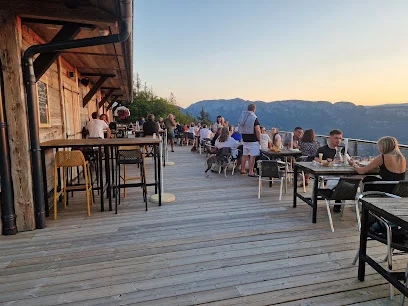 Le Balcon du Lac — Terrasse und Tische im Freien