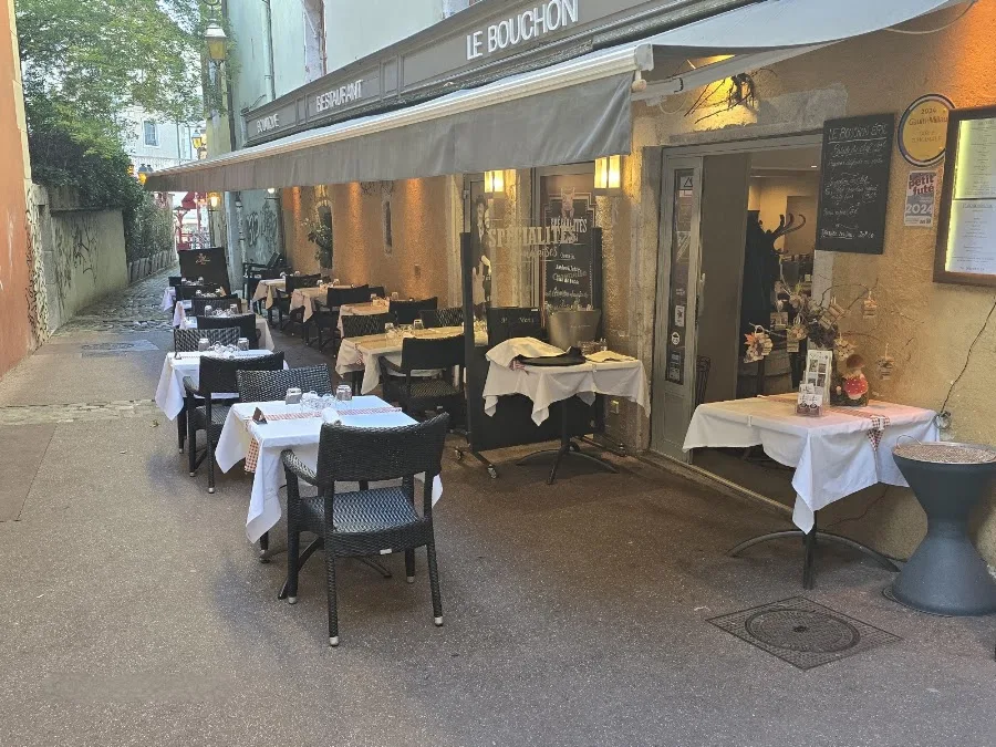 Le Bouchon Eric — Terrasse und Tische im Freien
