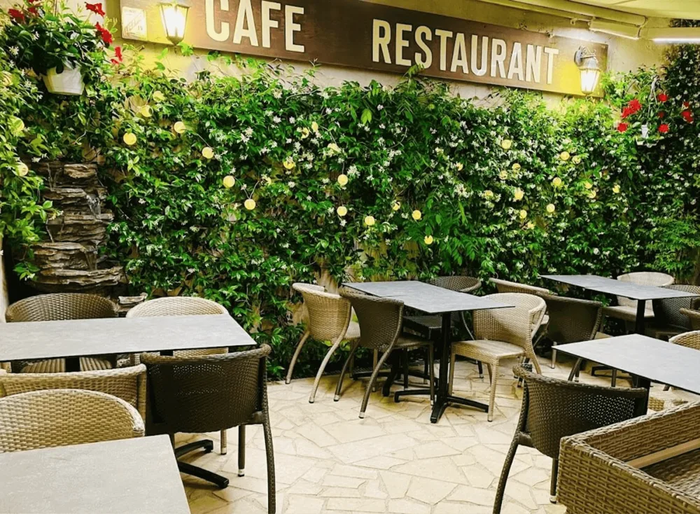 Le Carrousel du 15 Bistronomie Savoyarde Restaurant à Fondue — Terrasse und Tische im Freien