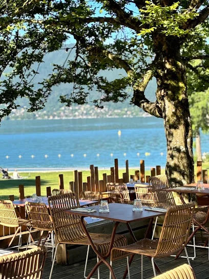 Le Chalet de la Brune — Terrasse und Tische im Freien