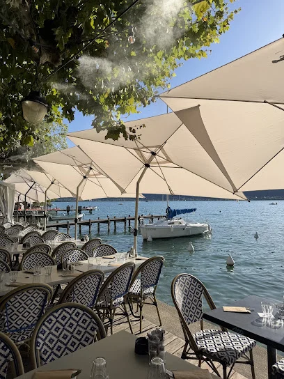 Le Pêcheur — Terrasse und Tische im Freien