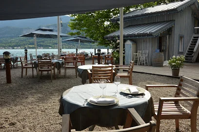 Le Petit Paradis — Terrasse und Tische im Freien