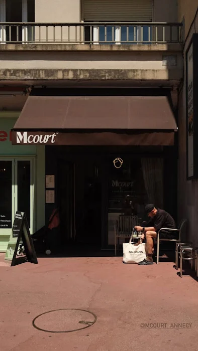 M Court — Fassade und Eingang