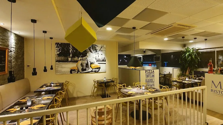 MAESTRO ristorante-pizzeria — Gastraum und Tische