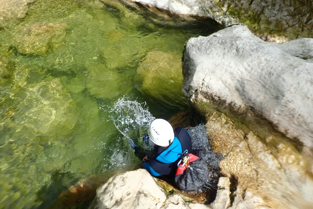 My Canyon — Participants en canyoning entre les rochers