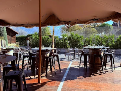 O’Poisson Rouge — Terrasse und Tische im Freien