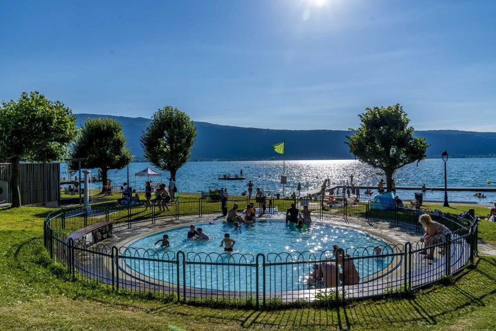 Plage de Menthon-Saint-Bernard — Piscina accanto al lago