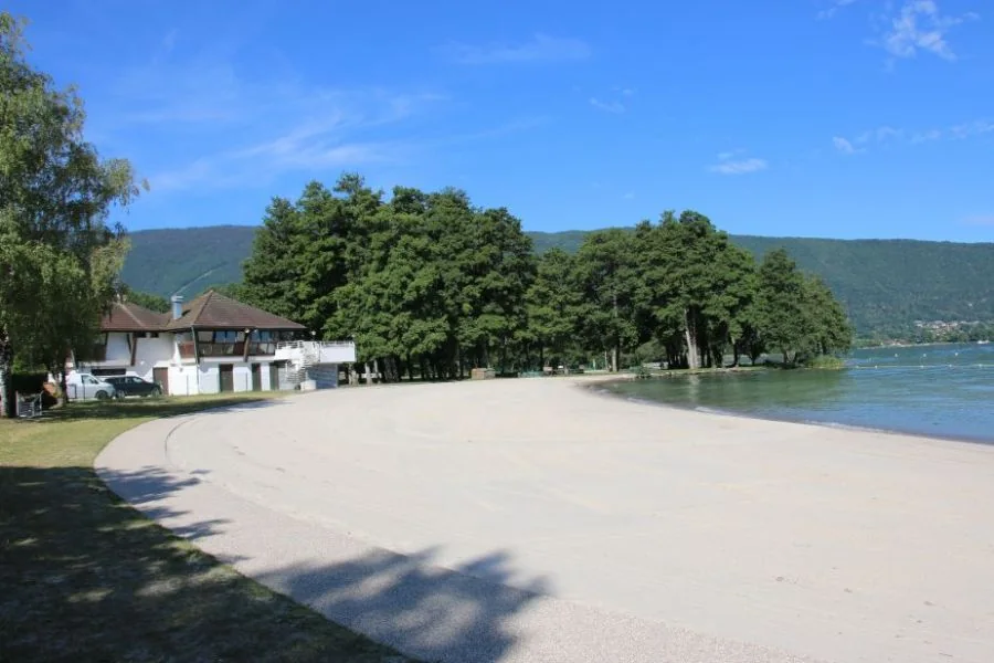 Plage de Saint-Jorioz — Spiaggia sul lago
