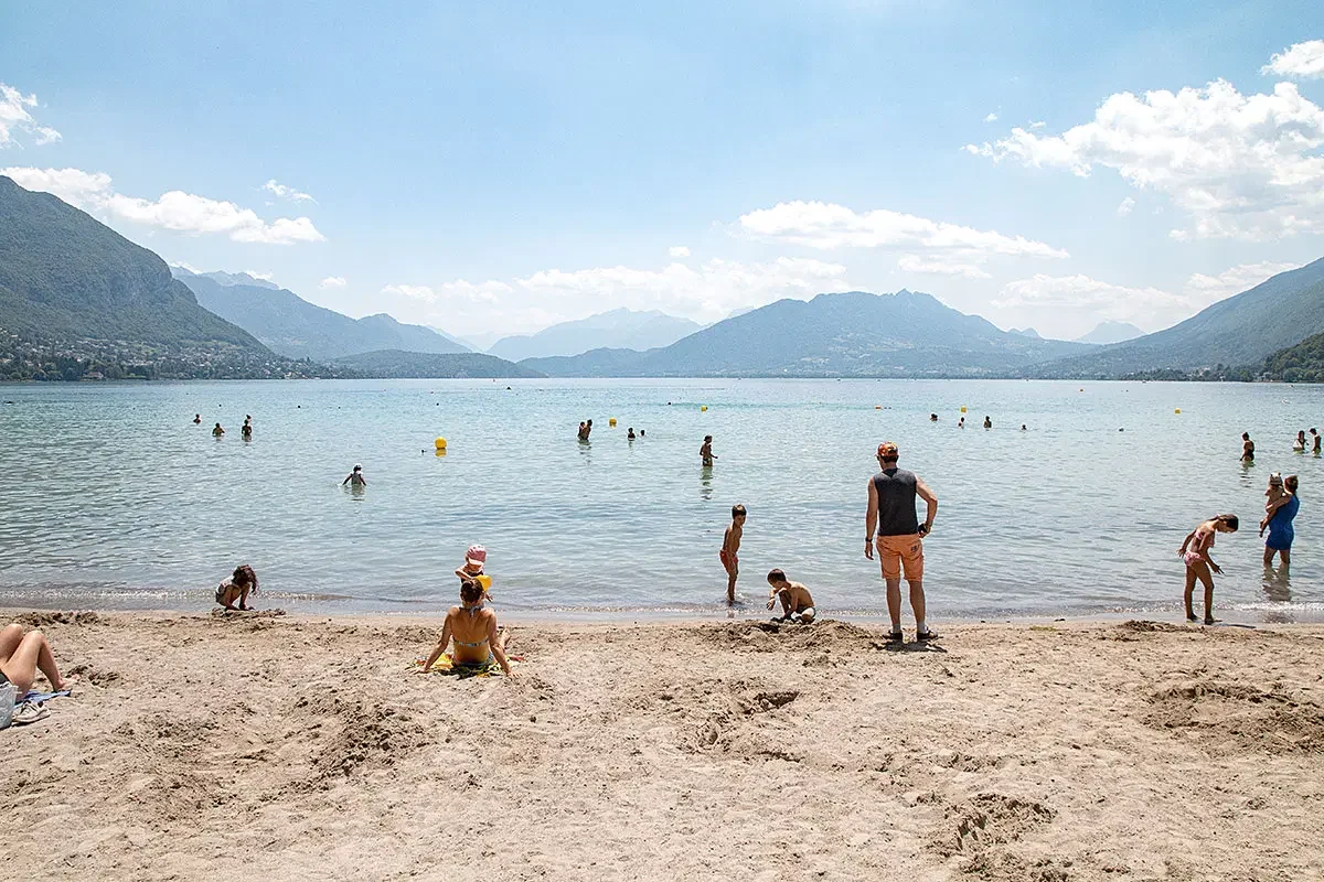 Spiaggia e bagnanti al lago di Annecy