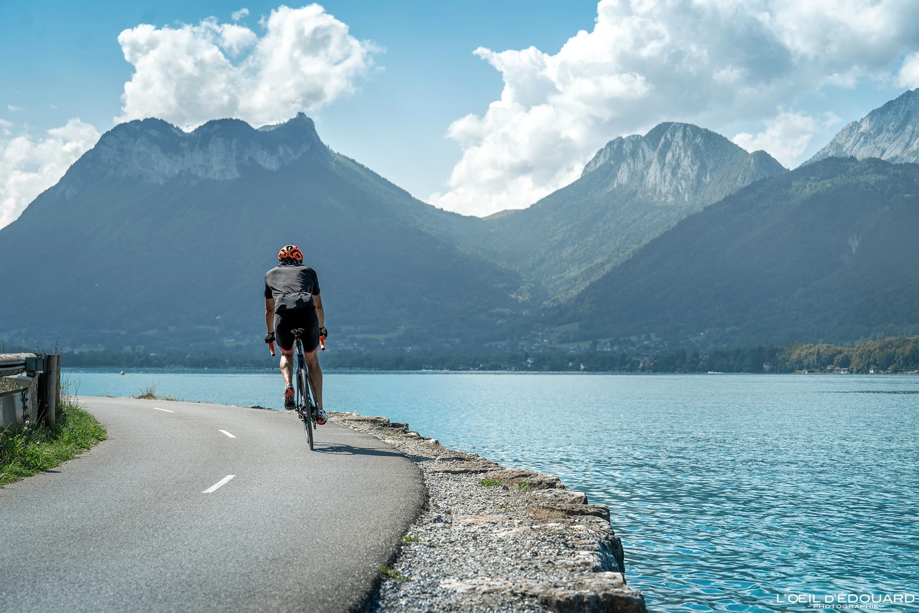 Cycliste sur la voie verte au bord du lac d’Annecy
