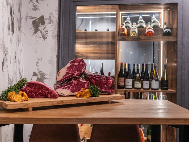 Restaurant L'APPART — Wurstplatte und Flaschen