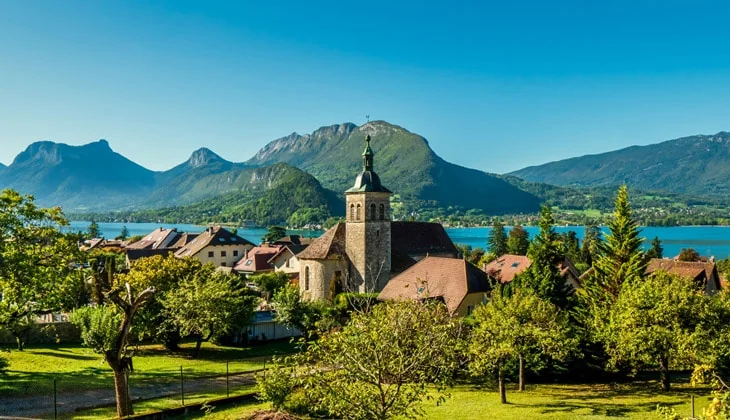 Talloires & sa baie — Village and lake viewed from above
