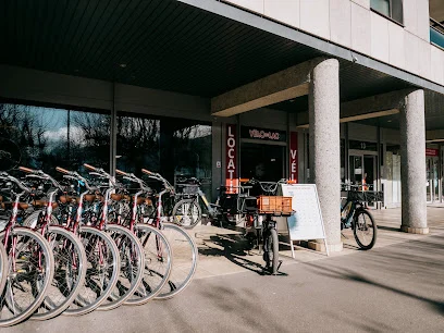 Vélo du Lac — Pâquier / Cyclable Location — Biciclette davanti al negozio