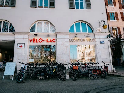 Vélo du Lac — Vieille ville — Biciclette davanti al negozio