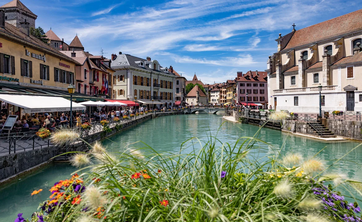 Vieille ville & Jardins de l’Europe — Canal and old-town houses