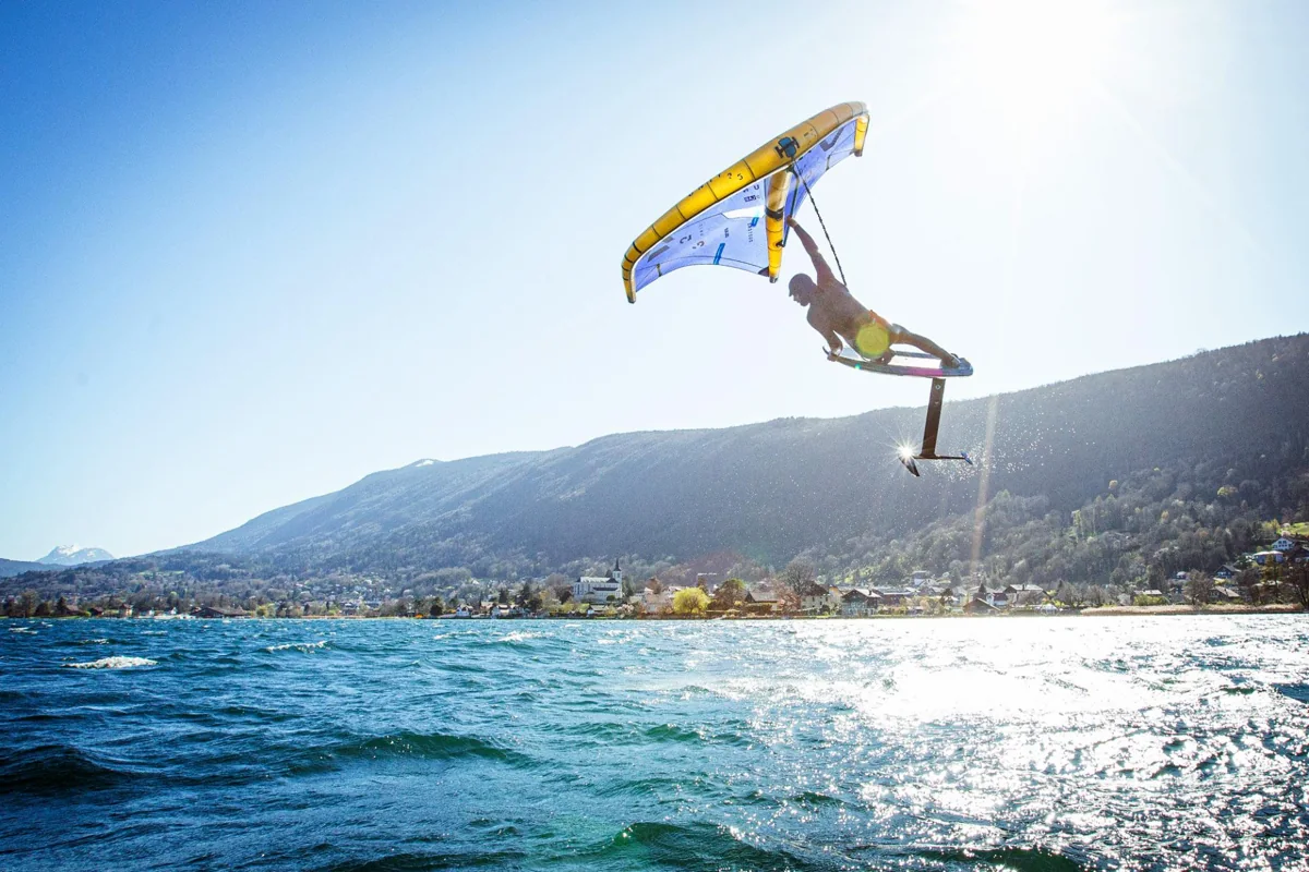Wingfoil Annecy — Pratiquant de wingfoil au-dessus de l’eau